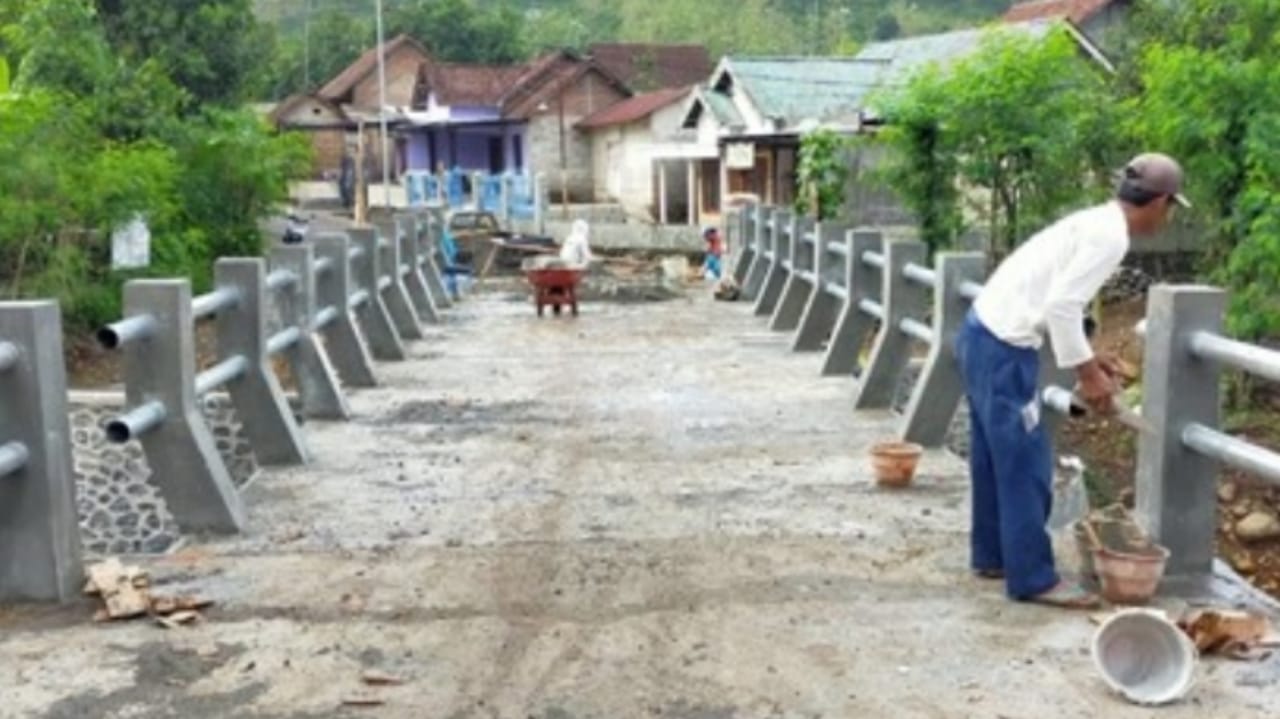 Pembangunan Jembatan di Kecamatan Bareng Program PISEW Terwujud