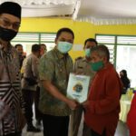 Penyerahan Sertifikat Tanah Program PTSL di Jombang Terapkan Prokes