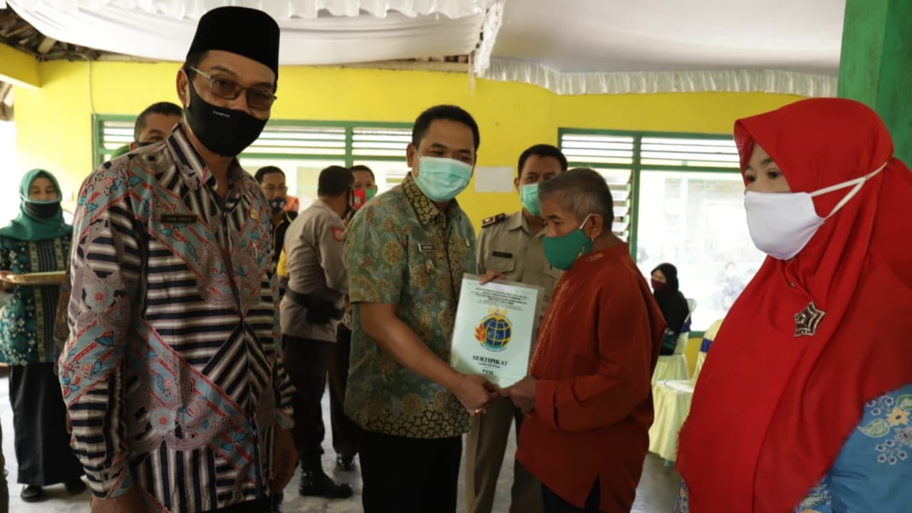 Penyerahan Sertifikat Tanah Program PTSL di Jombang Terapkan Prokes