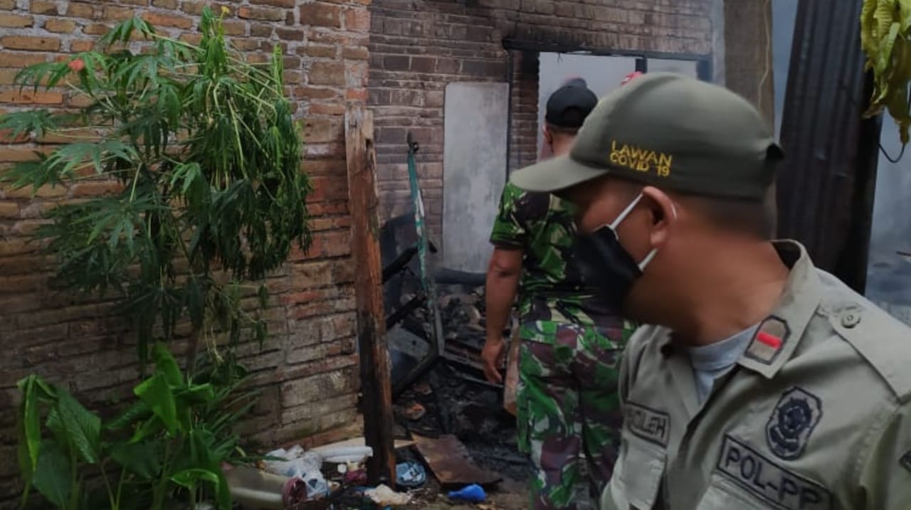 Rumah Terbakar, Warga Semampir Kediri Alami Kerugian di Atas Rp75 Juta