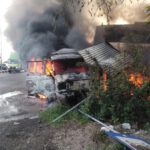 Sopir Melompat, Mobil Carry Tabrak Warung Lalu Terbakar di Jombang