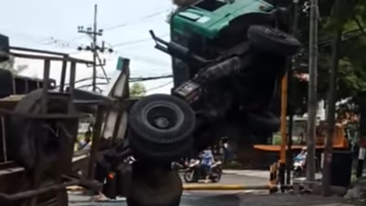 Seruduk Ertiga, Truk Kontainer Melintang di Jalan Pandaan Pasuruan