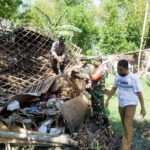 TNI Karya Bakti Bersihkan Rumah Warga Kanor Yang Roboh Diterpa Angin