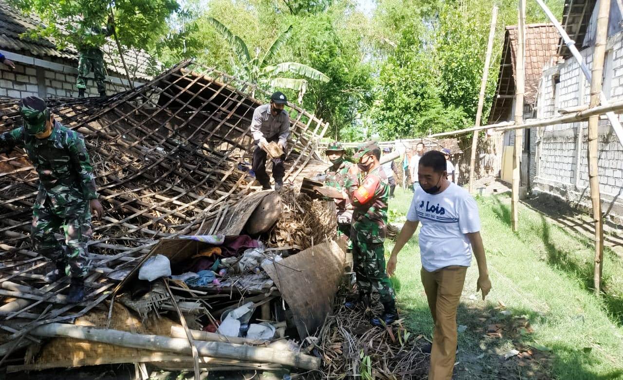 TNI Karya Bakti Bersihkan Rumah Warga Kanor Yang Roboh Diterpa Angin