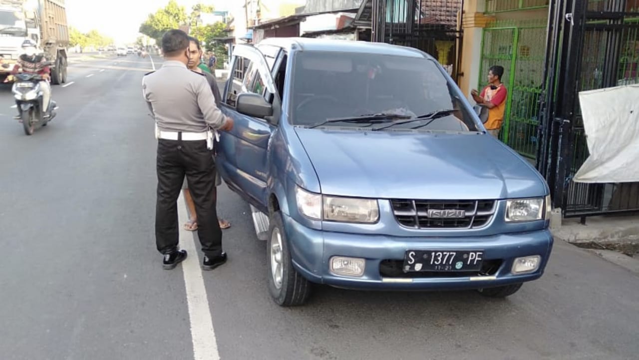 Ceroboh Buka Pintu Mobil, Pengendara Motor Matik di Jombang Celaka