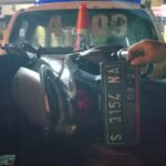 Gagal Mendahului, Motor Ringsek Tabrak Gran Max di Sumobito Jombang