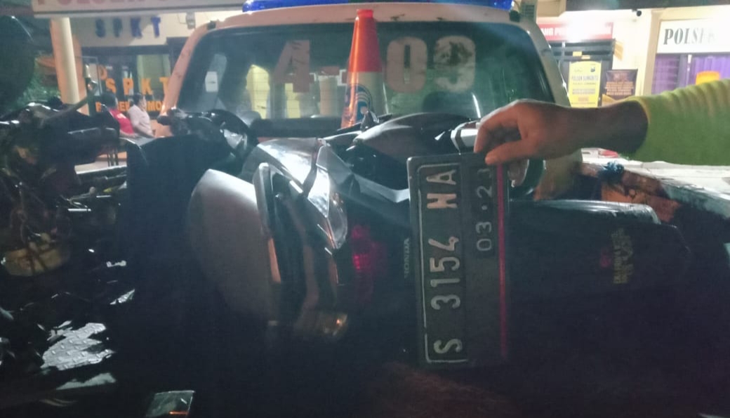 Gagal Mendahului, Motor Ringsek Tabrak Gran Max di Sumobito Jombang