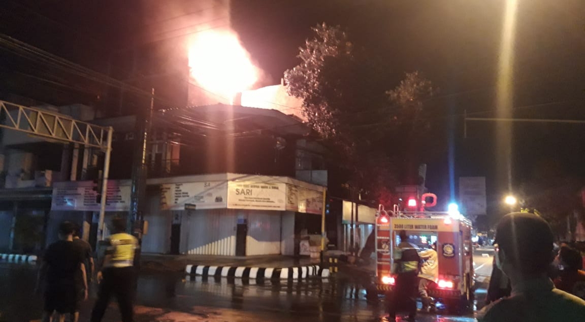 Empat Unit Mobil Damkar Padamkan Api di Toko Minyak Wangi Kota Kediri