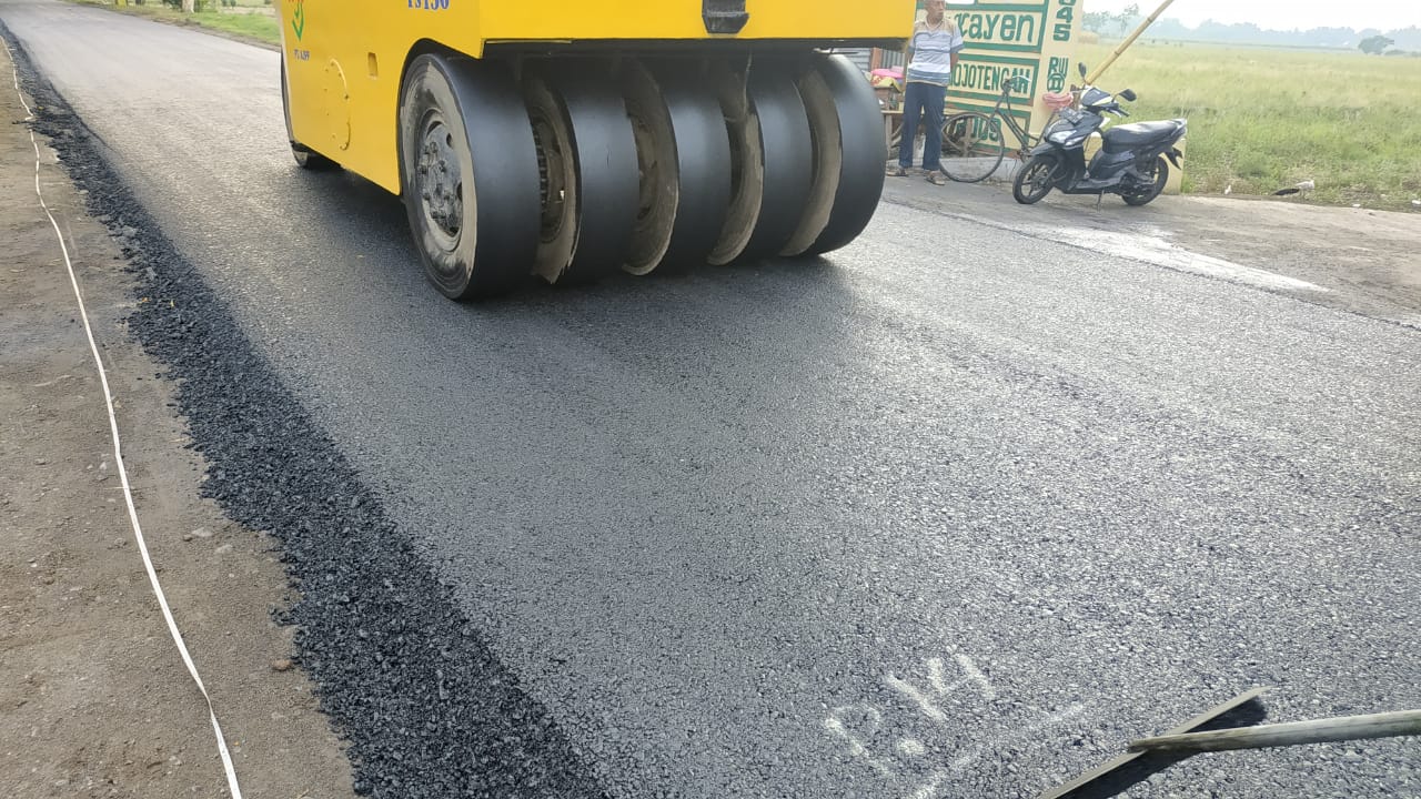 Beri Kenyamanan, PUPR Jombang Lakukan Pemeliharaan Jalan Berkala