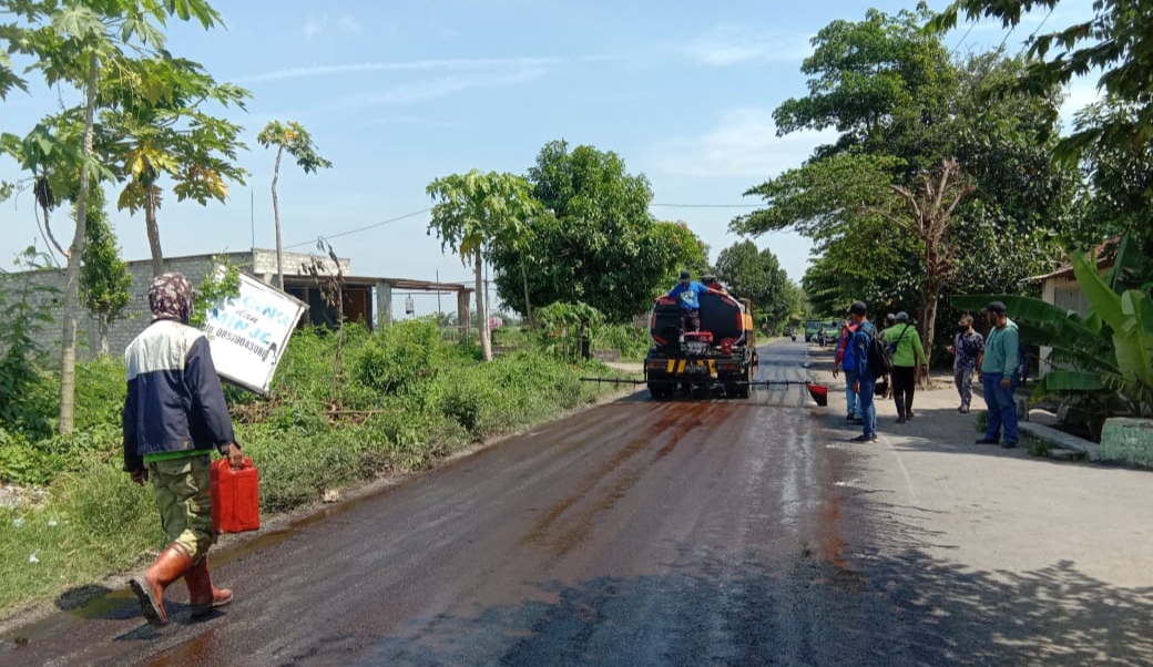 Beri Kenyamanan, PUPR Jombang Lakukan Pemeliharaan Jalan Berkala