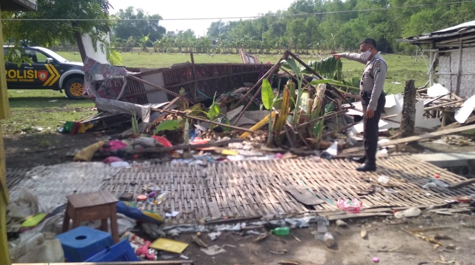 Dua Warung Roboh Dan 1 Rusak Dihajar Angin Puting Beliung di Nganjuk