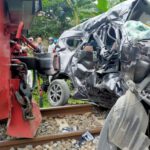 Mobil Avanza Ringsek Tersambar KA Penataran di Blitar, Sopir Tewas