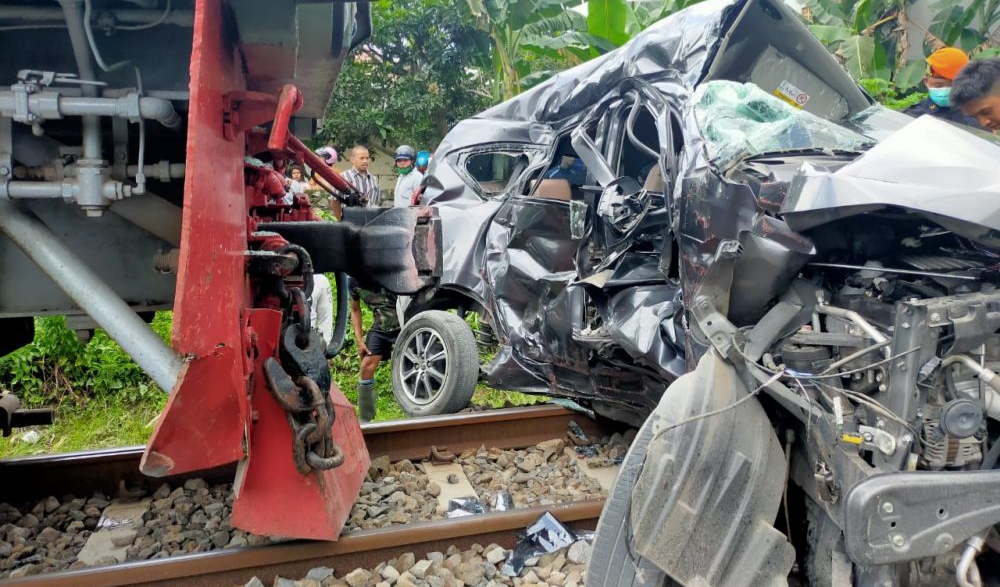 Mobil Avanza Ringsek Tersambar KA Penataran di Blitar, Sopir Tewas