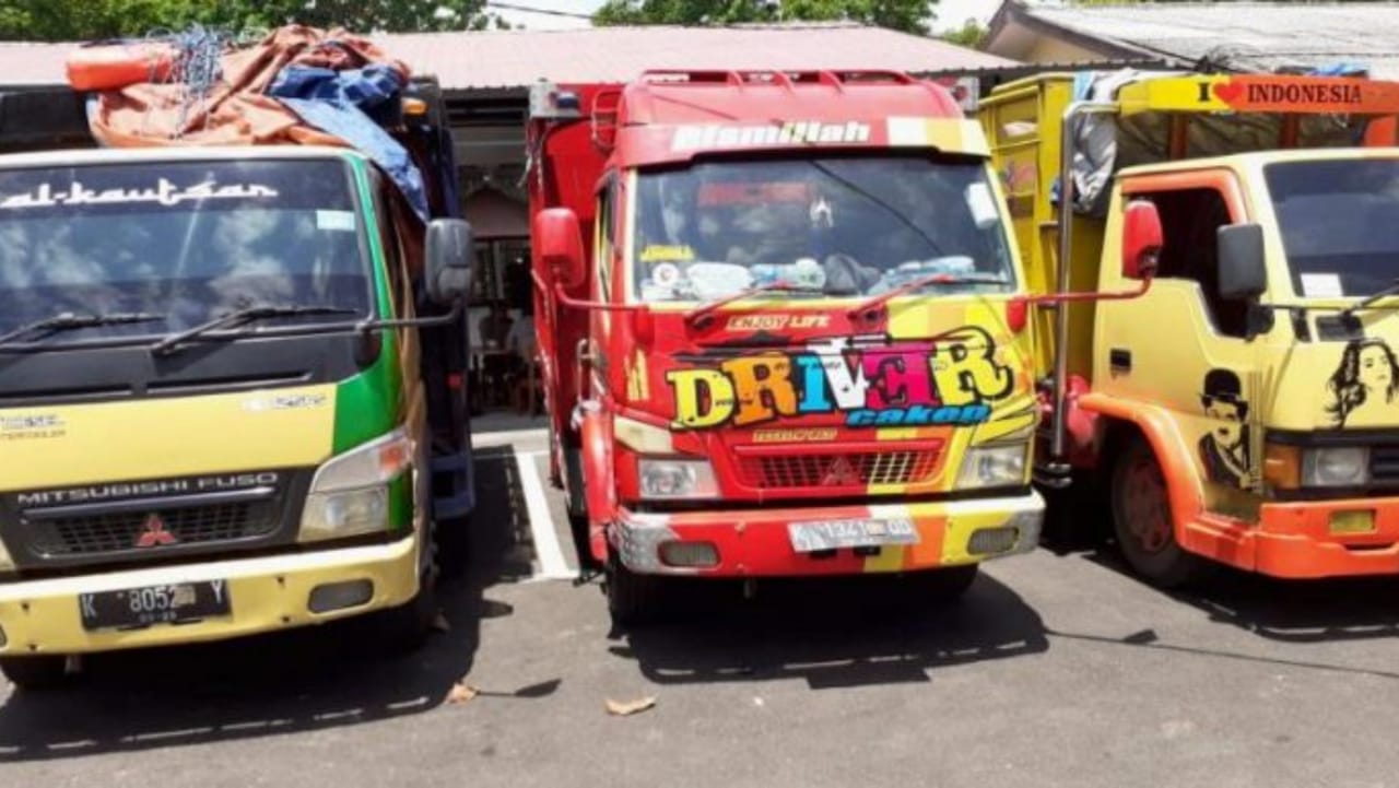 Melintas Depan Polsek Kenduruan, 3 Truk Pengangkut Kayu Jati Ditangkap