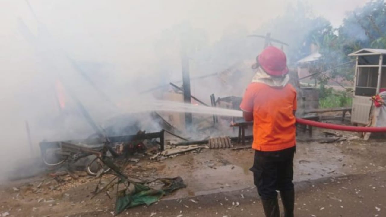 Botol Bensin Dekat Kompor Pecah, Kios Rumah di Tuban Hangus Terbakar