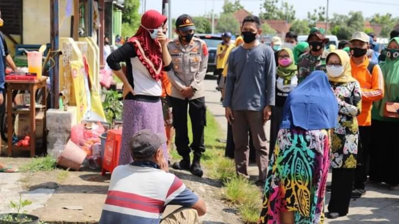Bupati Jombang Kunjungi Warga Korban Angin Puting Beliung di Megaluh