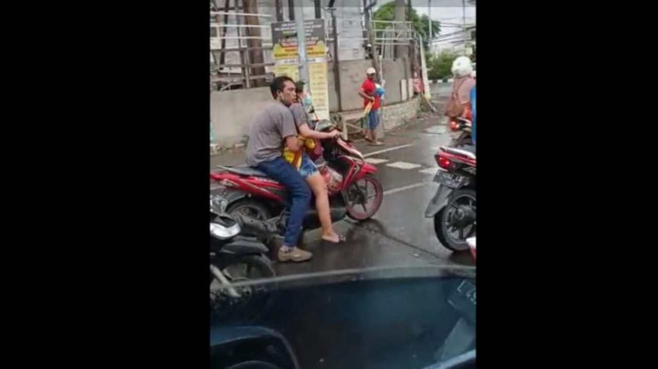 Polisi Selidiki Video Viral Sejoli Naik Motor Mesum di Kawasan Surabaya