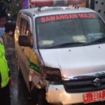 Ambulans Siaga Desa Bawa Pasien Tabrak Motor dan Xenia di Jombang