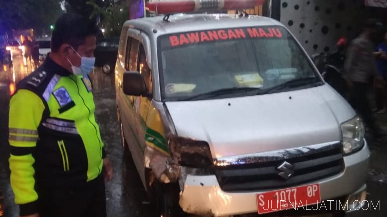 Ambulans Siaga Desa Bawa Pasien Tabrak Motor dan Xenia di Jombang