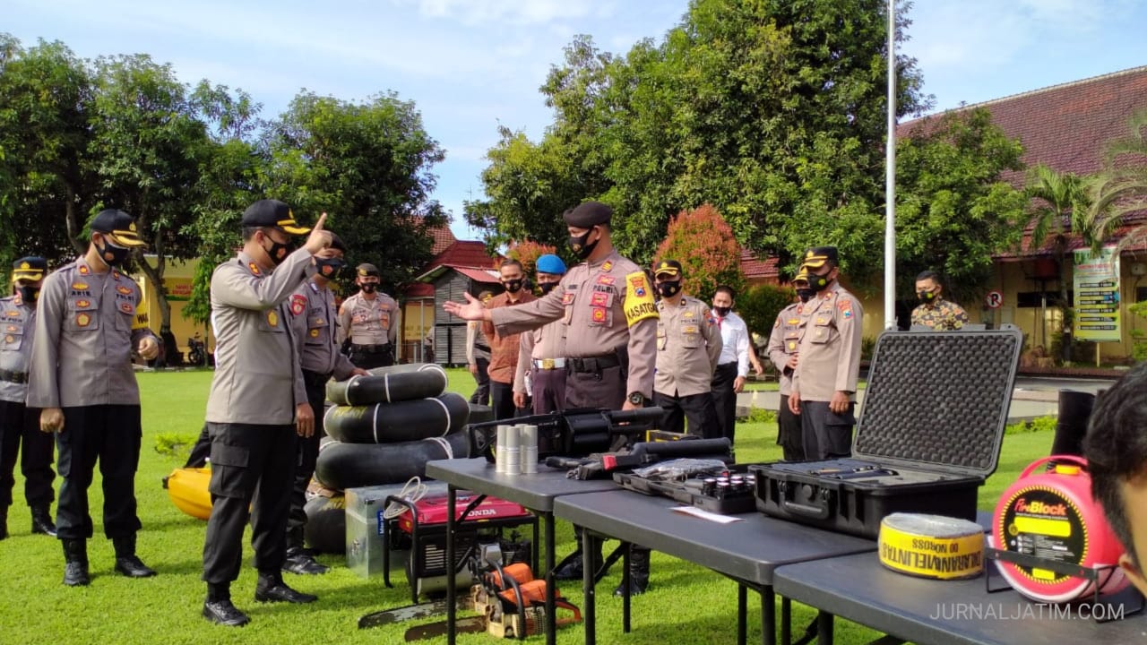 Polisi Jaga RS di Jombang Antisipasi Bawa Paksa Jenazah COVID-19