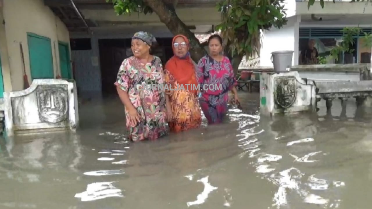 Empat Hari Terendam Banjir, Warga di Jombang Tetap Bertahan di Rumah