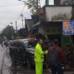 Selip, Mobil Fortuner Tabrak Rumah di Kediri Hingga Roboh