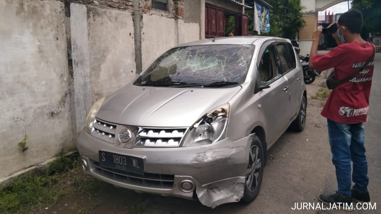 Mabuk Tabrak Motor Lalu Kabur, Mobil Livina Dirusak Massa di Jombang