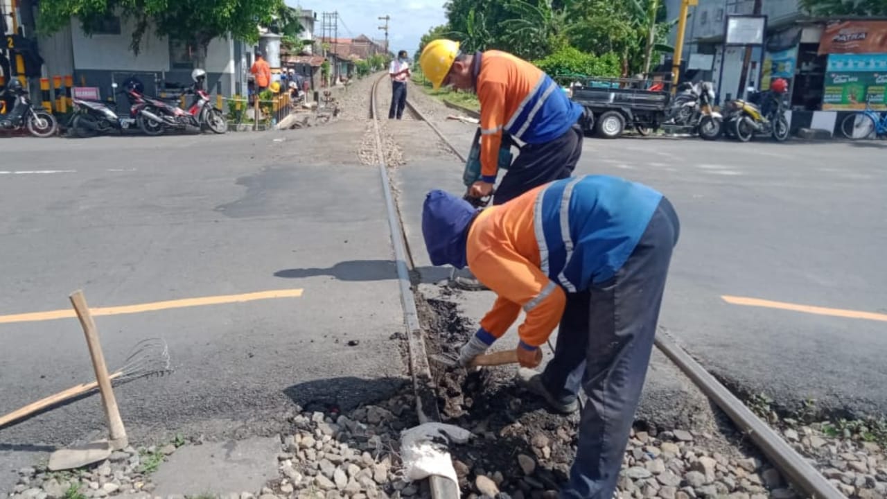 Hati-Hati Melintasi Jalan Hasanudin Kota Kediri, Ada Pergantian Rel KA