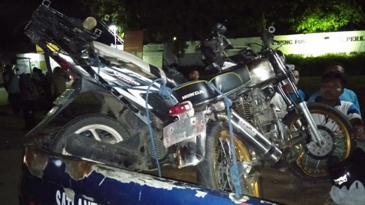 2 Motor Tabrakan di Depan Pabrik Seng Fong Jombang, 1 Orang luka Parah