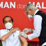 Usai Dicek Kesehatan, Lengan Presiden Jokowi Disuntik Vaksin COVID-19