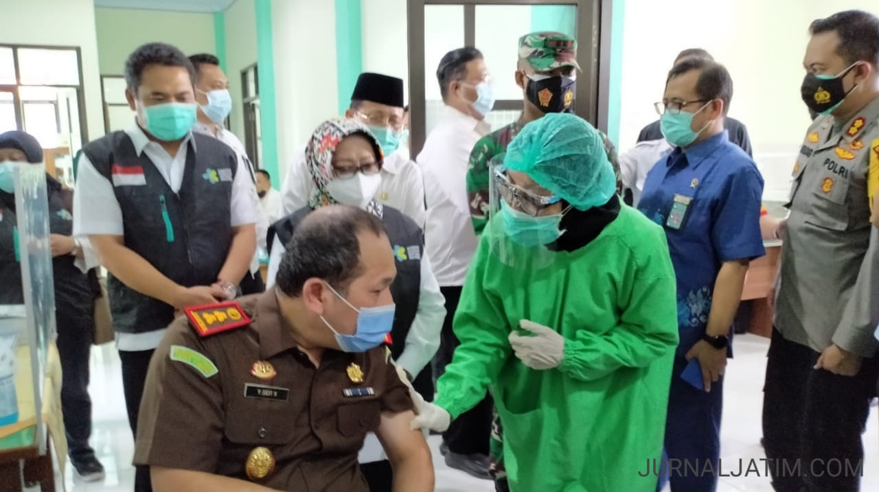 Jadi Orang Pertama Disuntik Vaksin COVID-19, Kajari Jombang: Tidak Sakit