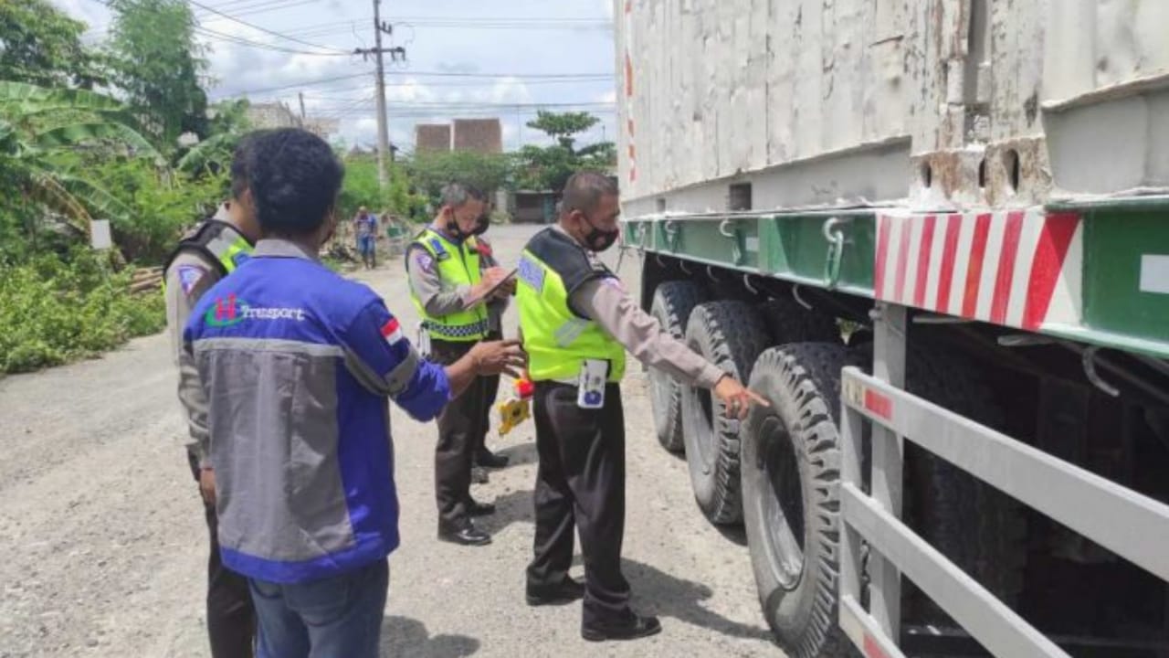 Gagal Mendahului, Perempuan Ini Tewas Tertabrak Truk Trailer di Tuban