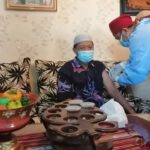 Bupati Tuban Fathul Huda Disuntik Vaksin COVID-19 Pada Usia 65 Tahun
