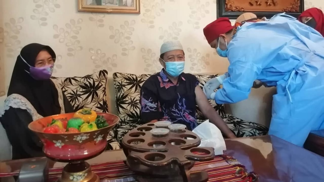 Bupati Tuban Fathul Huda Disuntik Vaksin COVID-19 Pada Usia 65 Tahun