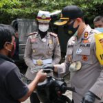 Cegah Penularan COVID-19, Polres Nganjuk Serentak Bagikan 3000 Masker