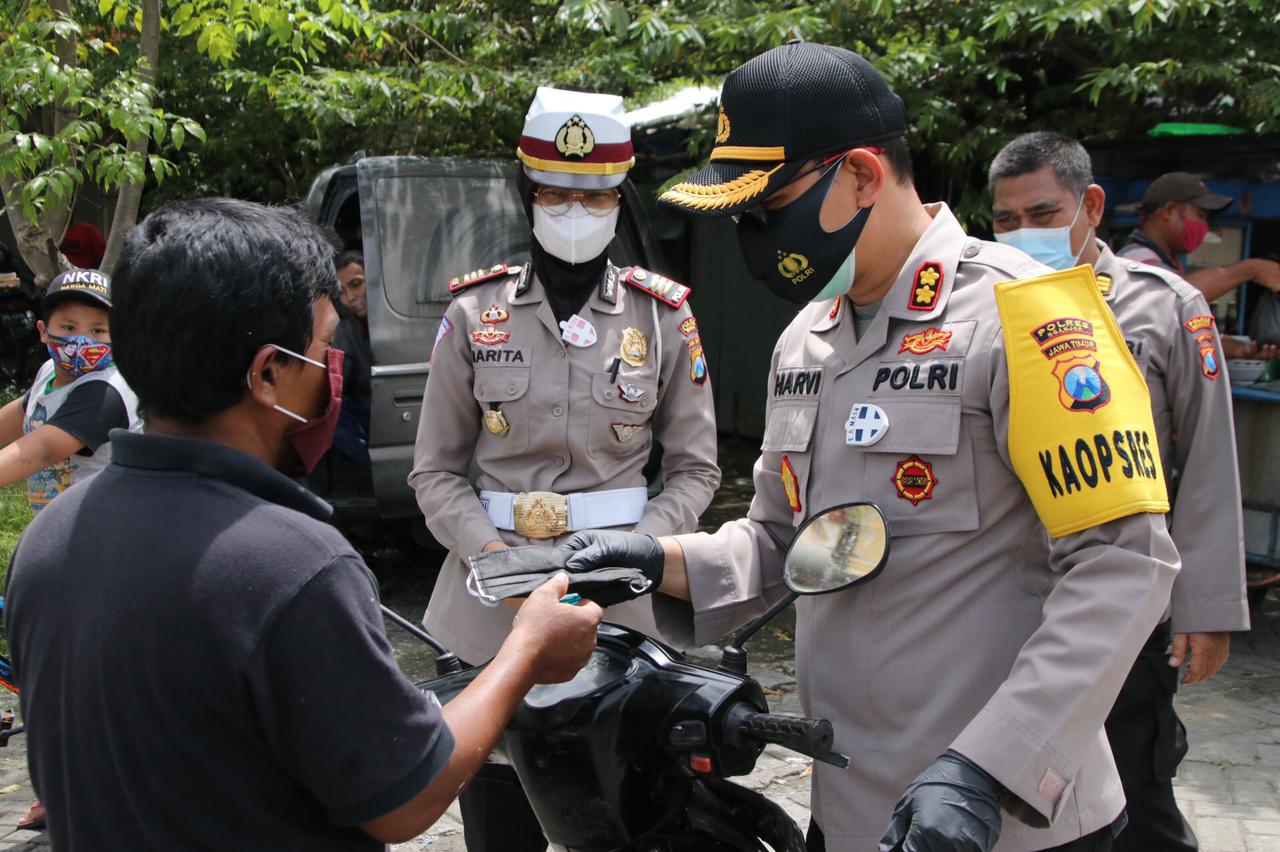 Cegah Penularan COVID-19, Polres Nganjuk Serentak Bagikan 3000 Masker