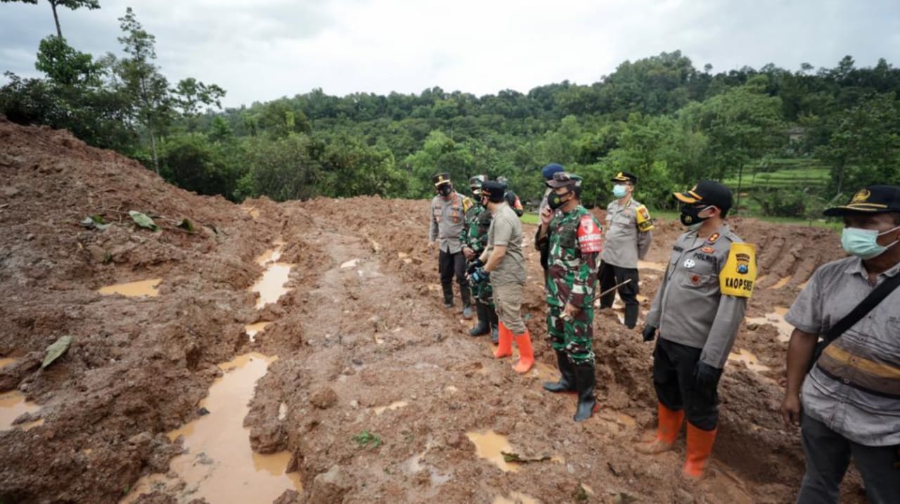 Tinjau Longsor Nganjuk, Kapolda Jatim Kerahkan 400 Personil Cari Korban