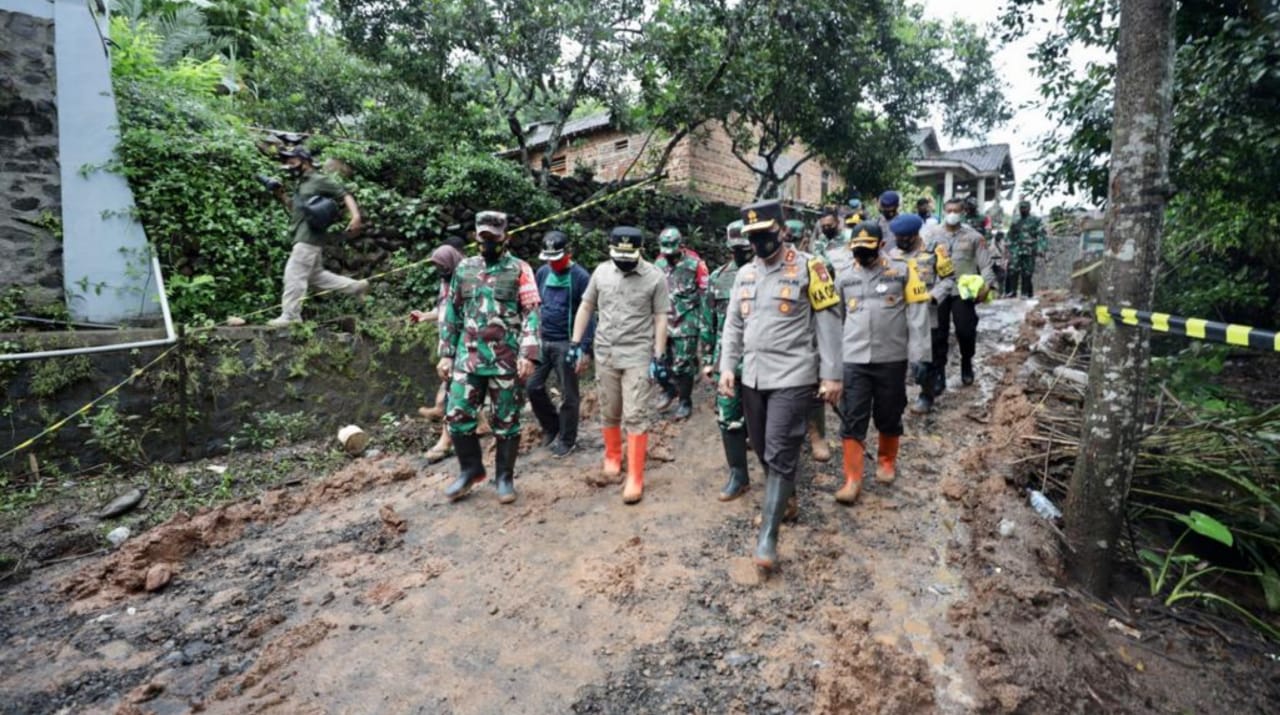 Tinjau Longsor Nganjuk, Kapolda Jatim Kerahkan 400 Personil Cari Korban