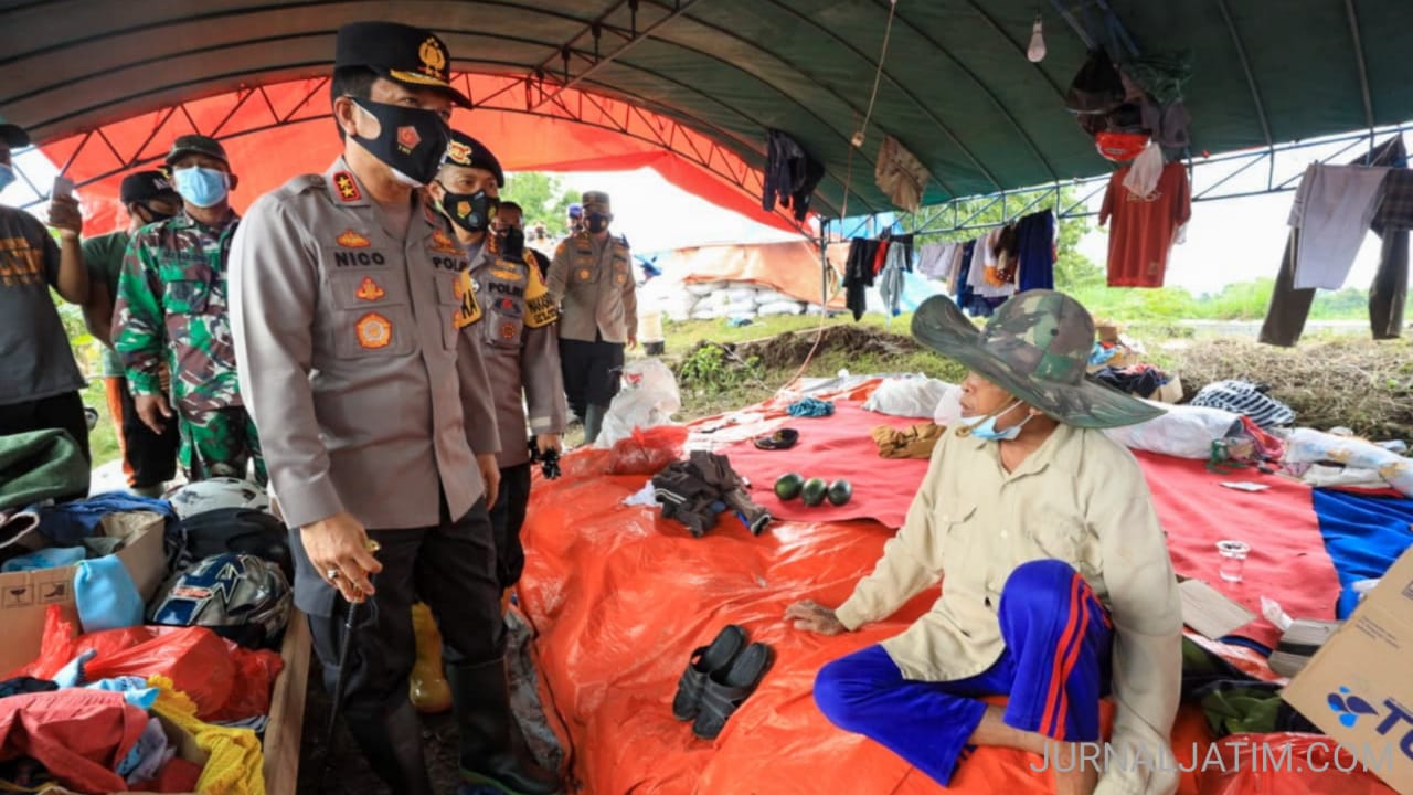 Kapolda Jatim Sambangi dan Berikan Bantuan Korban Banjir di Jombang