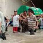 Viral, Video Warga Jombang Gotong Keranda Jenazah Nenek Lewati Banjir