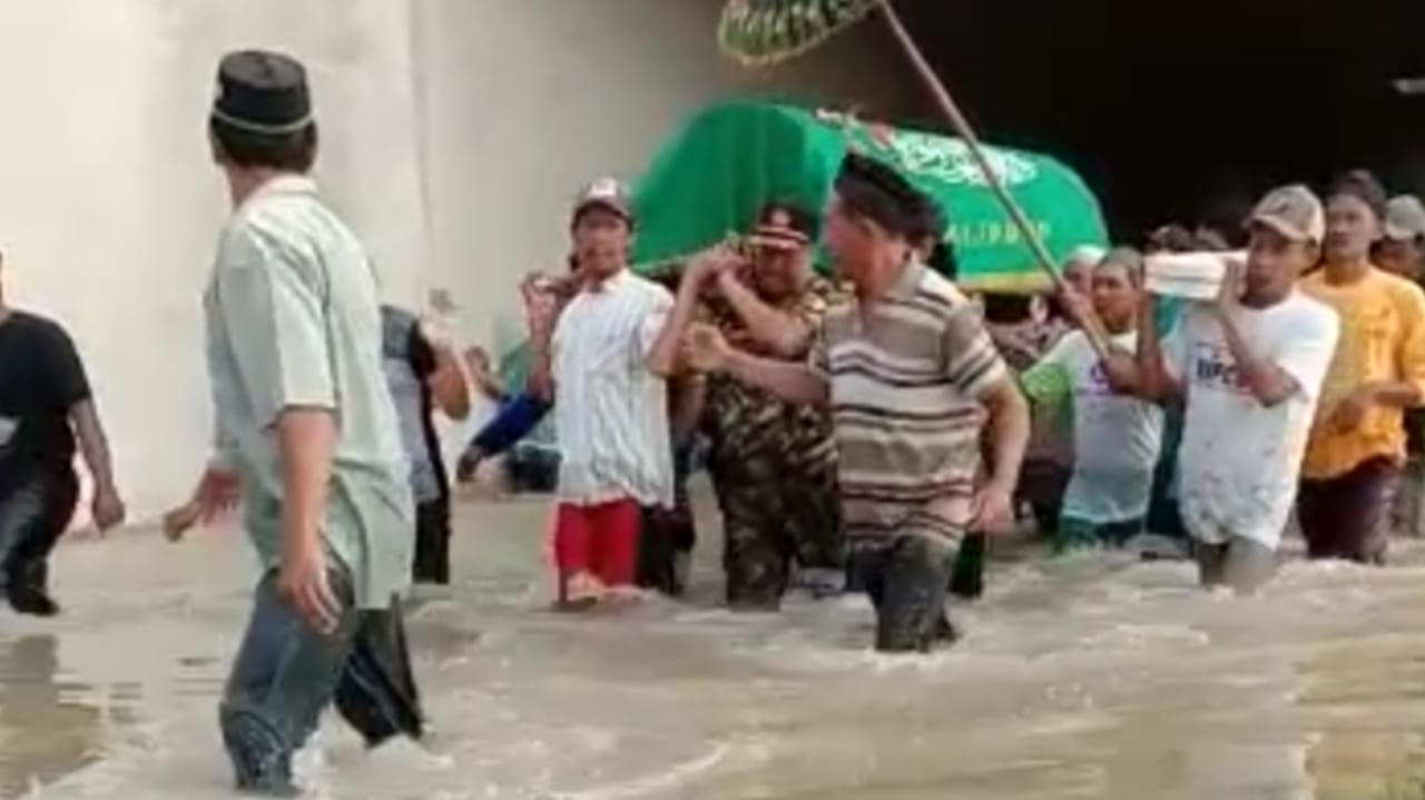Viral, Video Warga Jombang Gotong Keranda Jenazah Nenek Lewati Banjir