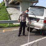 Pecah Ban, Sopir Panther Tewas Tabrak Pembatas Jalan di Tol Jombang