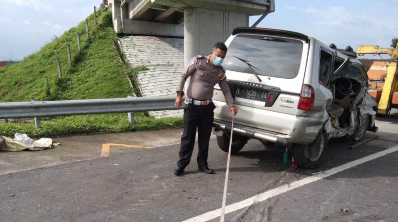 Pecah Ban, Sopir Panther Tewas Tabrak Pembatas Jalan di Tol Jombang