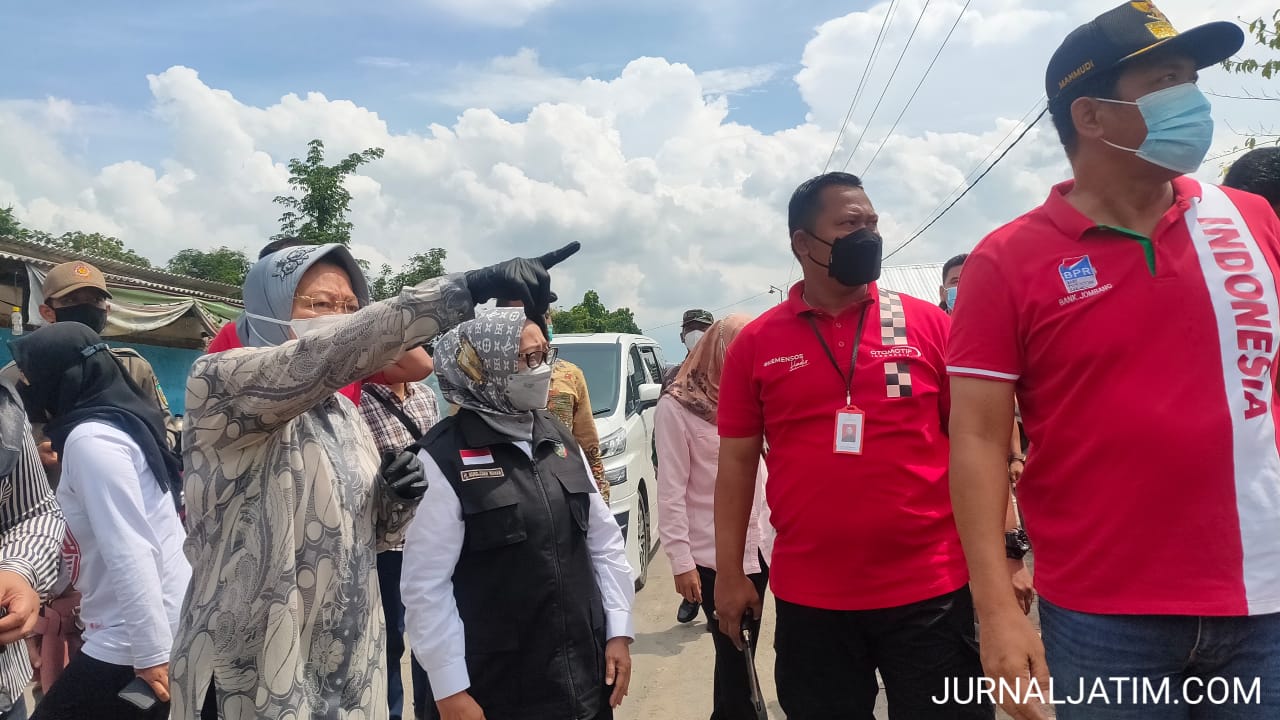 Risma Marah Mobil Pelat Merah Ganggu Distribusi Bantuan Korban Banjir Jombang