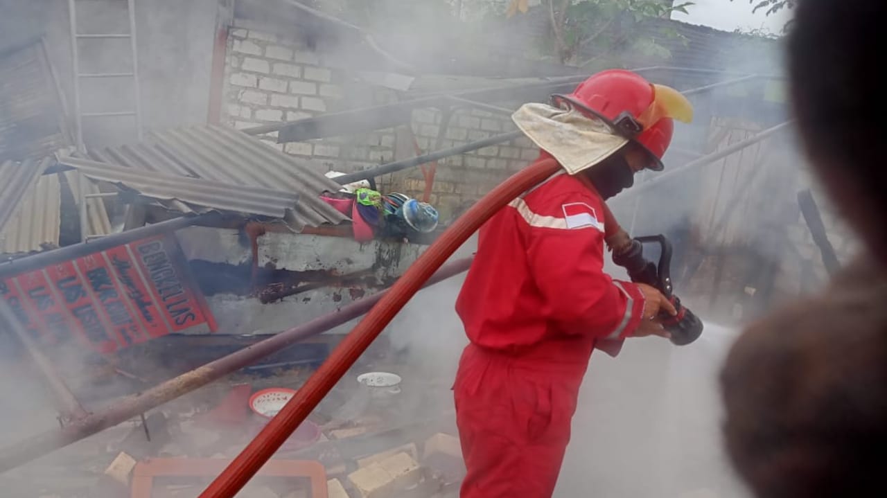 Korsleting Listrik, Rumah Tukang Las di Tuban Habis Terbakar