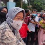 Sambangi Banjir di Jombang, Mensos Risma Bantu Kasur Lipat Dua Truk