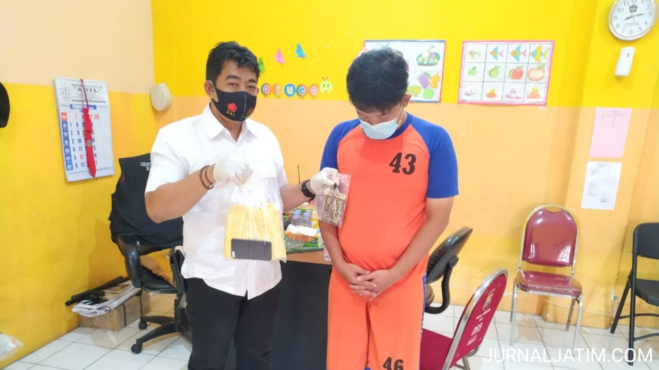 Polres Jombang Bongkar Pengiriman Paket Tembakau Gorila Melalui JNE