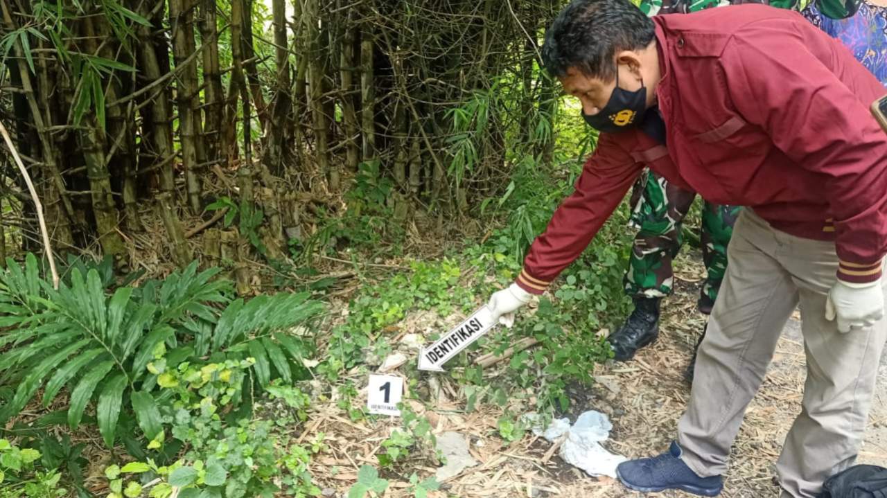 Kasihan, Bayi Umur Satu Hari Tergeletak di Tepi Jalan Kampung di Tuban