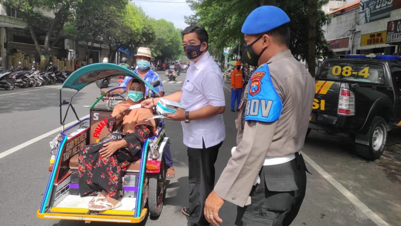 Tim Gabungan di Jombang Operasi Yustisi bagi 100 Masker ke Pelanggar