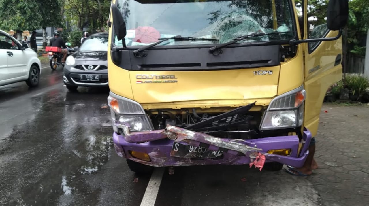 Hendak Mendahului, Truk Tabrak Wanita Pengendara Motor di Jombang